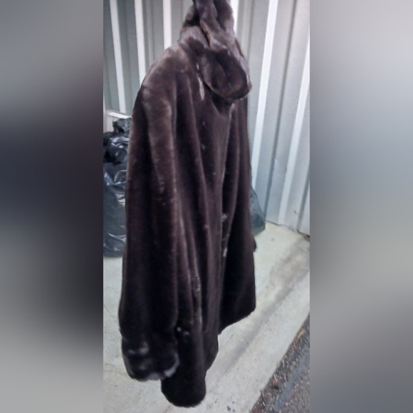 Beautiful Brown faux fur coat - Picture 10 of 12